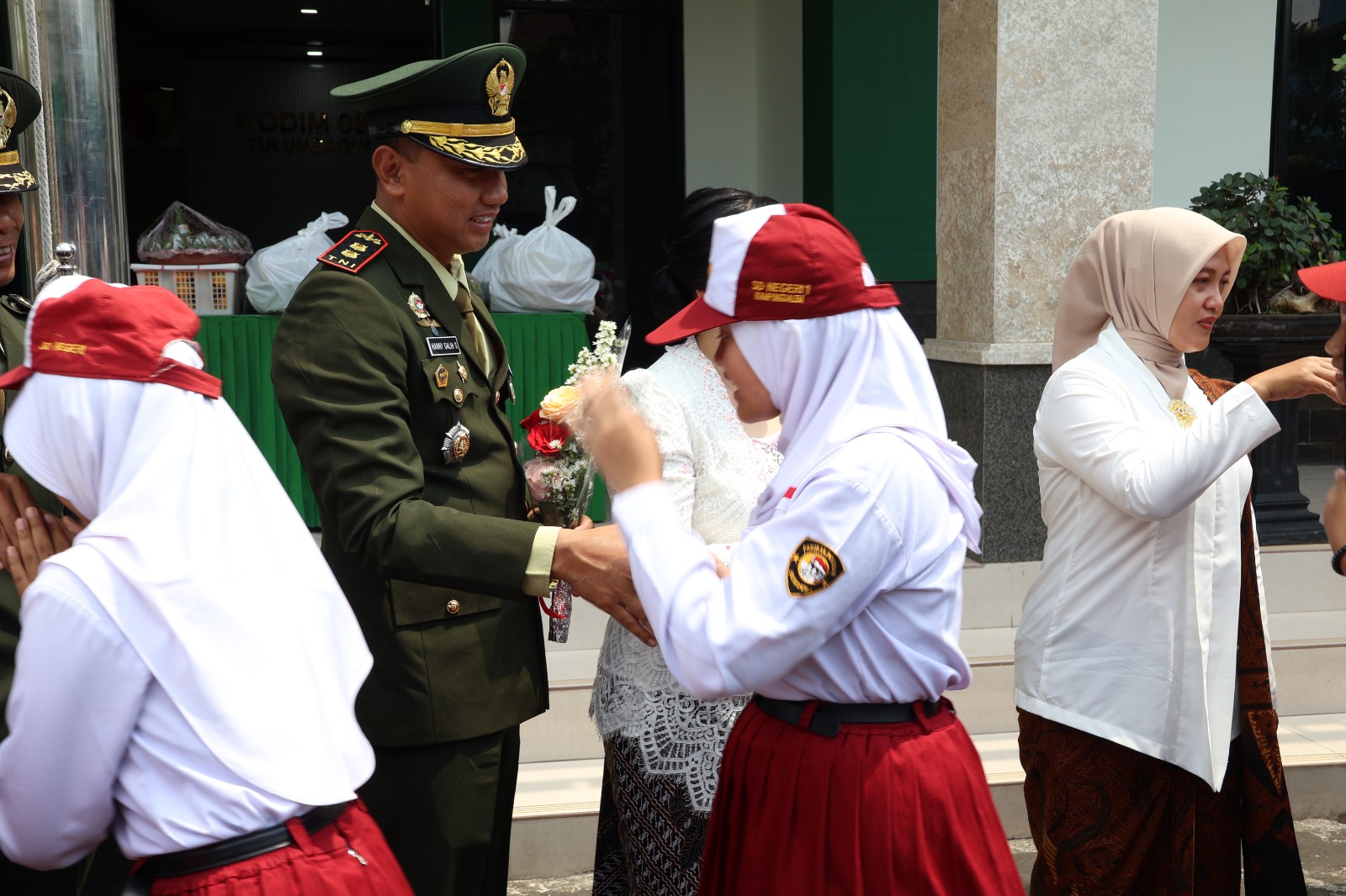 Ratusan Pelajar Sambangi Makodim Tulungagung, Beri Ucapan HUT ke-81 TNI